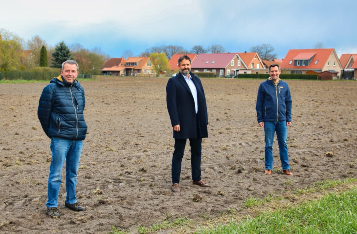 Mitglieder der SPD Fuhrberg im geplanten Baugebiet “Oberer Haselkamp”. Von links: Ortsrat Torsten Allert, Abteilungsvorsitzender Björn Lüders und Ortsrat Christian Raab